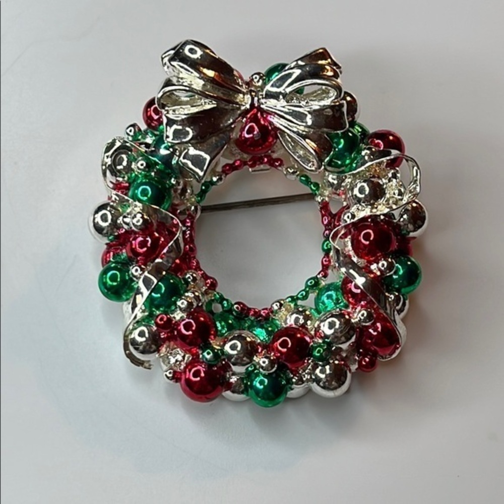 Vintage BEST Holiday wreath Christmas Red & Green Enamel Bow Brooch